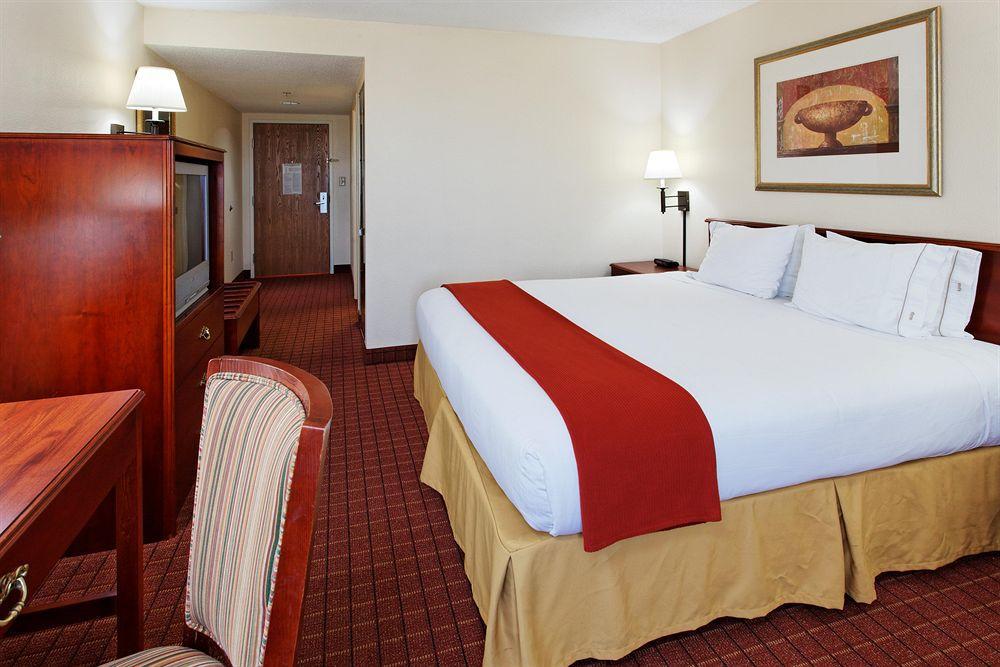 Holiday Inn Express & Suites Crossville By Ihg Room photo
