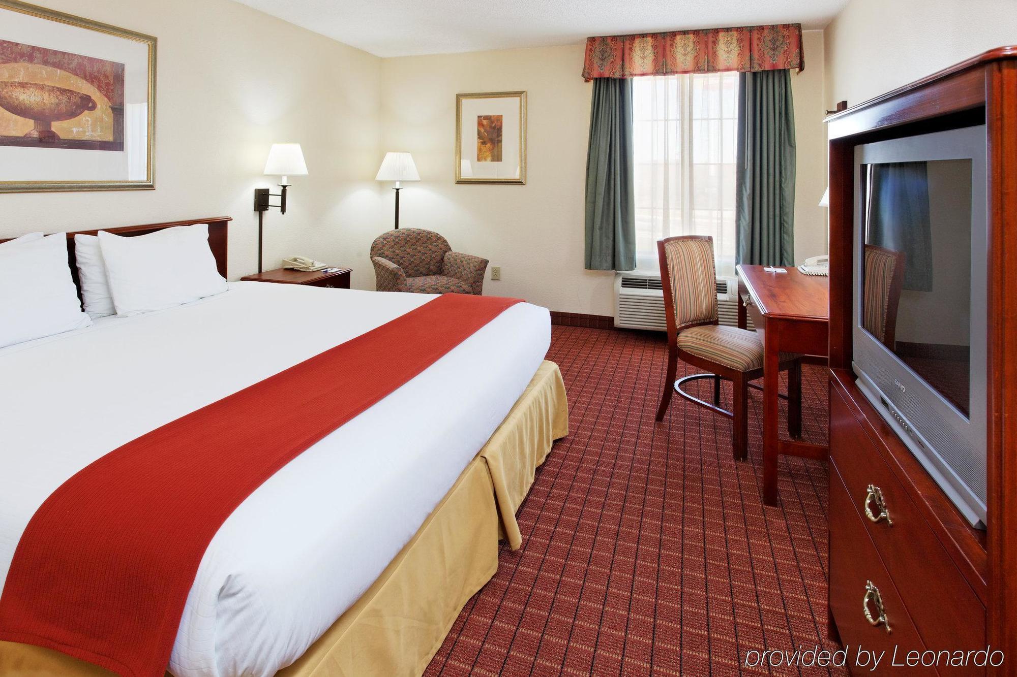 Holiday Inn Express & Suites Crossville By Ihg Room photo