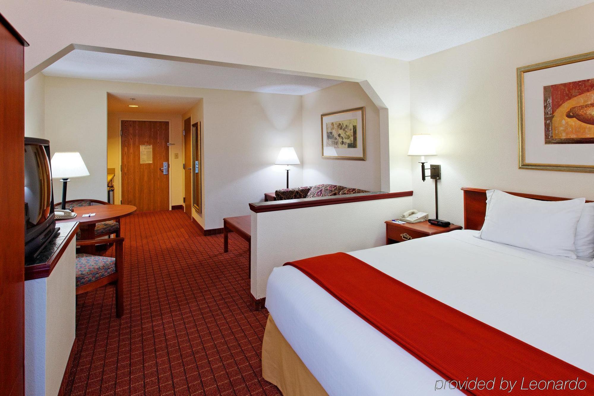 Holiday Inn Express & Suites Crossville By Ihg Room photo