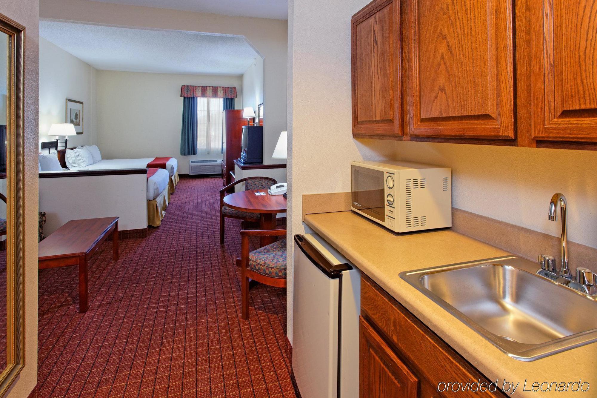 Holiday Inn Express & Suites Crossville By Ihg Room photo